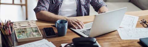 Internet, Telefon und Co. für das Home Office Eine Person an einem Arbeitsrechner