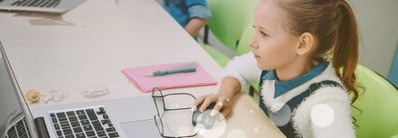 Schulnetzwerk Ein Mädchen arbeitet an einem Computer.