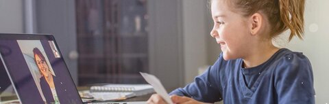 Netzwerk ABC Ein Mädchen interagiert am Rechner mit ihrer Lehrerin.
