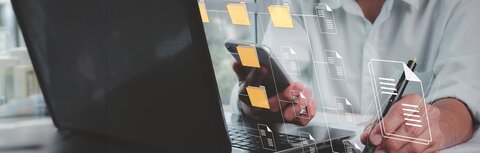IT-Sicherheit Ein Mann vor einem Notebook, "in der Luft" verbundene Ordner-Icons