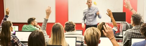 Digitalisierung der Berufsbildenden Schulen Ammerland durch EWE In einem Klassenzimmer sitzen jugendliche Schülerinnen und Schüler an Laptops.