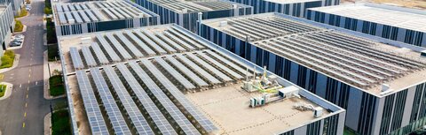 Energieautarkie für Unternehmen Dächer mehrerer gewerblicher Gebäude, die mit PV-Module bestückt sind