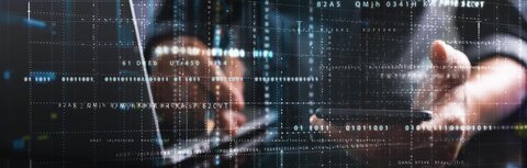 IT-Sicherheit mit einer Managed Firewall Eine Person arbeitet an Laptop und Handy, nur die Hände sind zu sehen, im Vordergrund stilisierte IT-Prozesse mit Linien und Zahlen