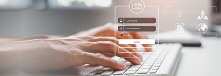 10 Tipps für mehr Passwortsicherheit Zwei Hände auf einer Funktastatur, im Vordergrund eine stilisierte Login-Maske-Grafik