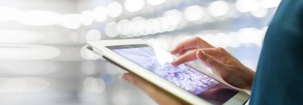 Lichtpotenziale voll ausschöpfen Nutzerin steuert per Tablet die Beleuchtung
