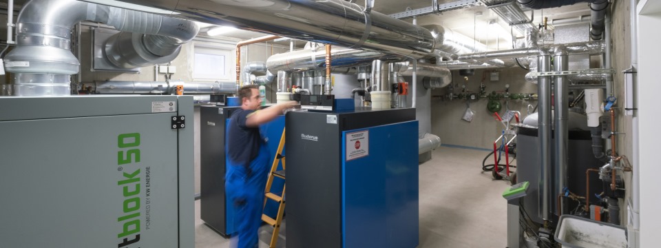 Ein Blockheizkraftwerk wird von einem Fachmann gewartet.