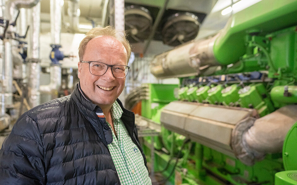 Land- und Energiewirt Rainer Bolling, Hatten, vor einem BHKW