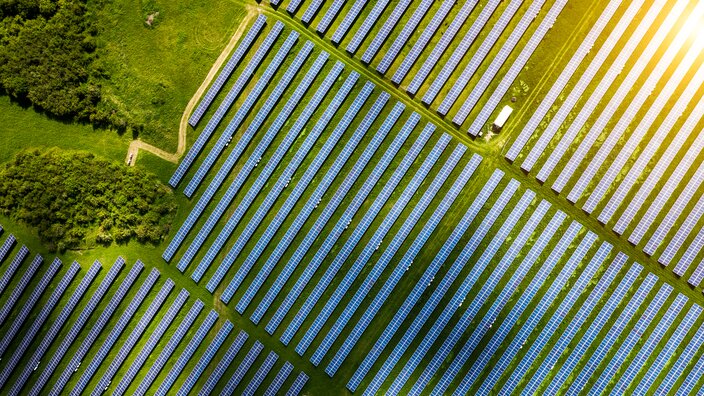 Feld mit Solarpaneelen von oben | EWE Grün