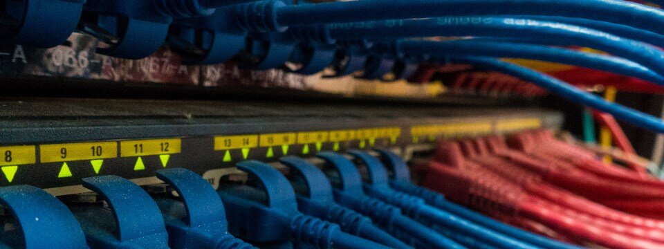 Blaue Kabel an einem Server
