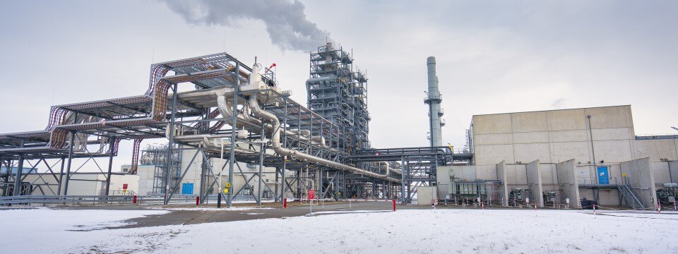 Eine Industrieanlage im Winter