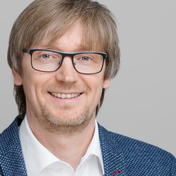 Portraitfoto des EWE Wärmeexperten für Geschäftskunden Manuel von Waaden