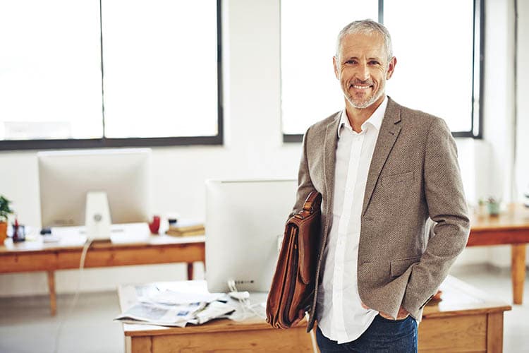 Ein Mann mit Aktentasche in einem Büro