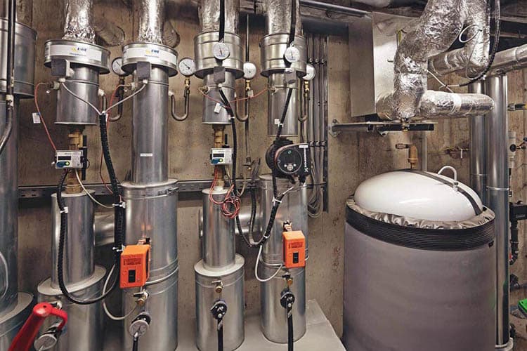 Ein Heizungskeller mit Rohren und Kessel