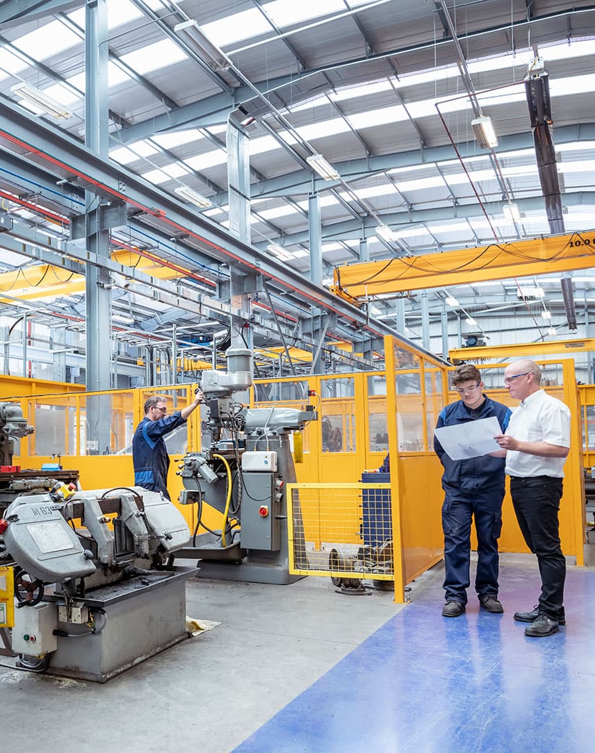 Energielieferung in einer Industrieanlage - Manager und Ingenieure in einer Fabrik für Elektrotechnik