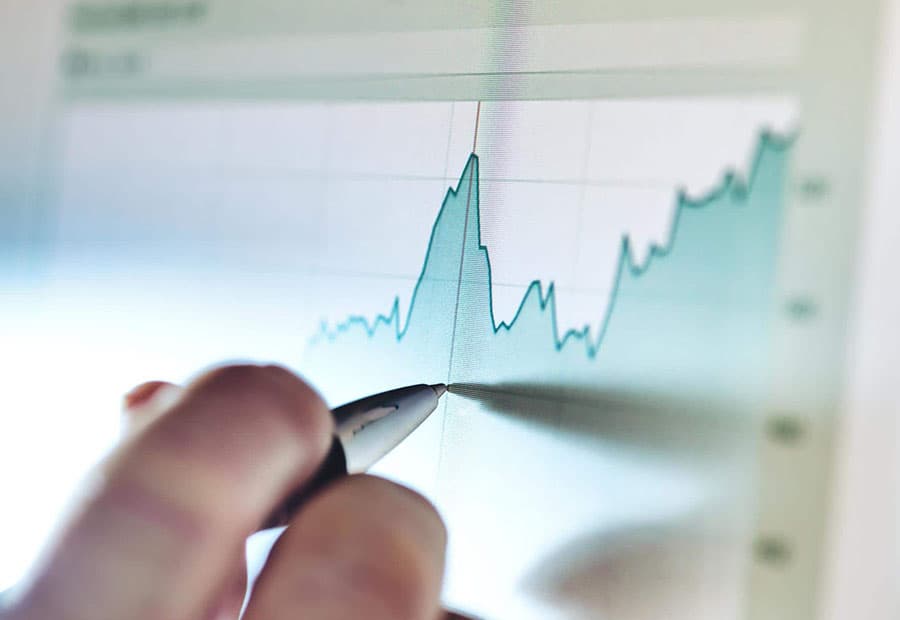 Ein Diagramm, auf dem eine Hand per Stift etwas nachvollzieht