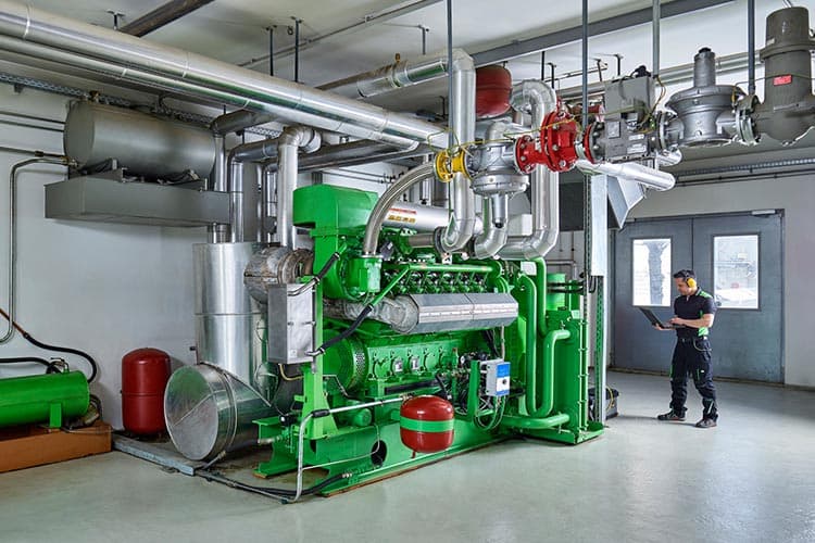 Eine KWK-Anlage, daneben ein Techniker