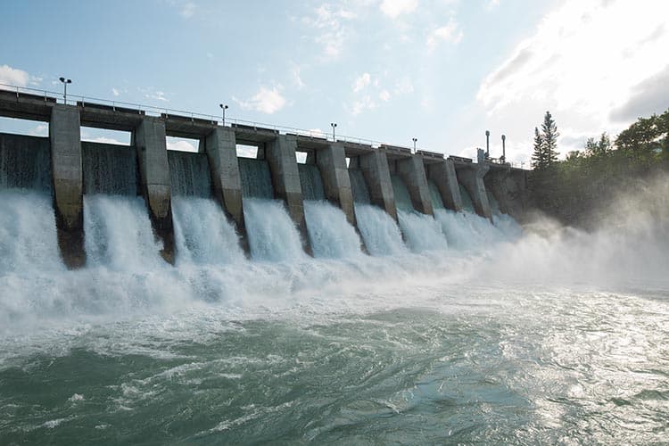 Eine Wasserkraftanlage bei Sonnenschein