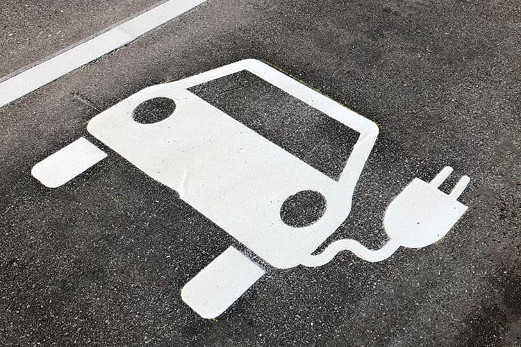 Eine Parkfläche mit E-Auto-Symbol