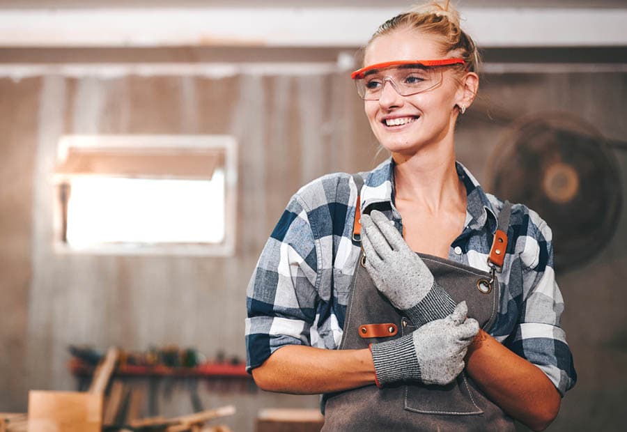 Frau mit Schutzkleidung in Werkstatt
