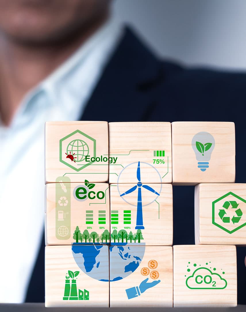 Ein Mann mit Sakko sortiert mit seiner linken Hand Holzwürfel, die verschiedene Dekarbonisierungsmaßnahmen für Unternehmen darstellen