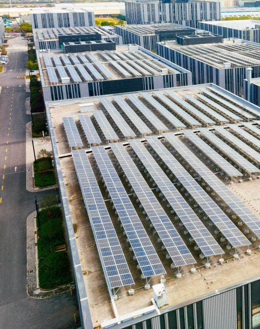 Hallen eines größeren mittelständischen Betriebs mit zahlreichen PV-Modulen auf den Dächern