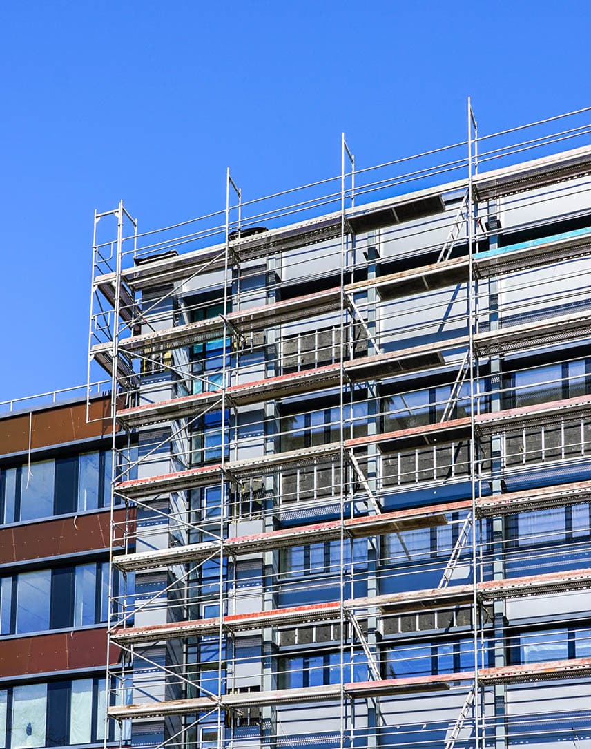 Ein Baugerüst an der Fassade eines größeren Bürogebäudes