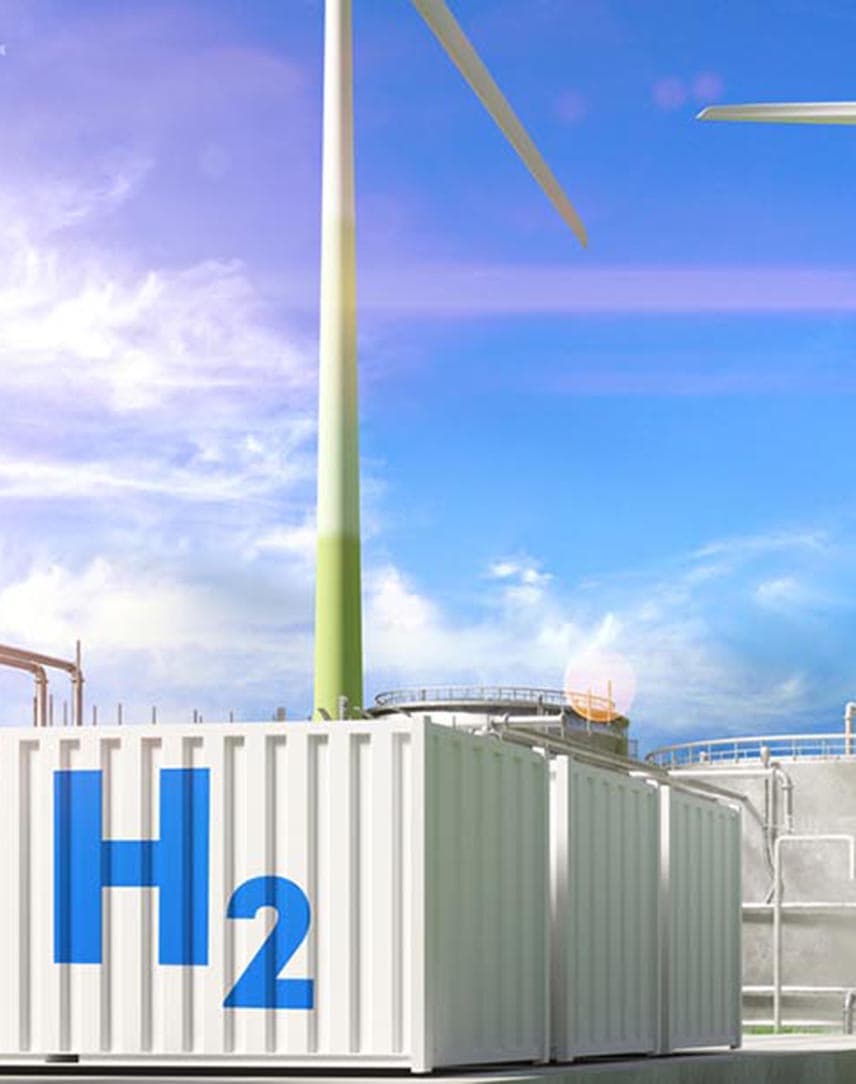 Windräder, PV-Anlagen, weiße Container mit H2-Aufschrift, vorne eine grüne Wiese