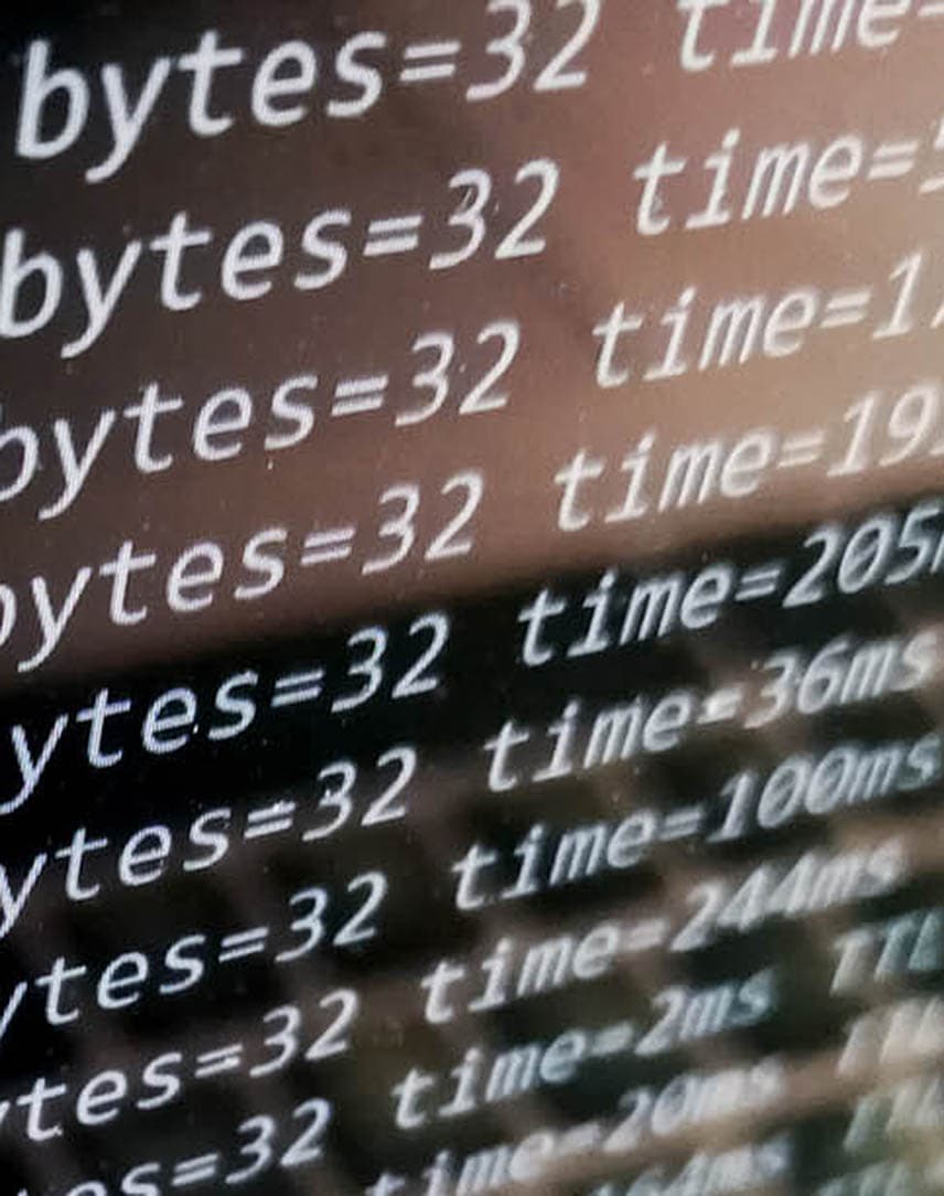 Ein Bildschirm eines silbernen Laptops, auf dem Zahlen vertikal durchlaufen