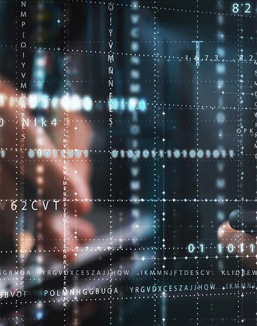 Eine Person arbeitet an Laptop und Handy, nur die Hände sind zu sehen, im Vordergrund stilisierte IT-Prozesse mit Linien und Zahlen