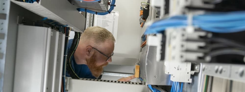 Mitarbeiter prüft Anlage im Sinne der Betriebssicherheit