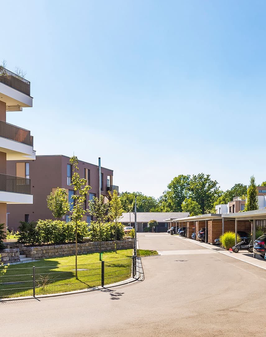 Eine Straße in einem modernen Wohngebiet