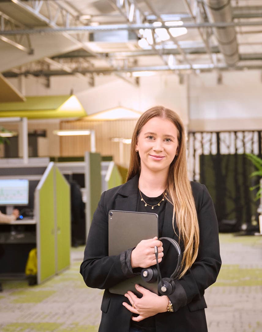 Eine Servicemitarbeiterin von EWE mit Unterlagen in einem Büro