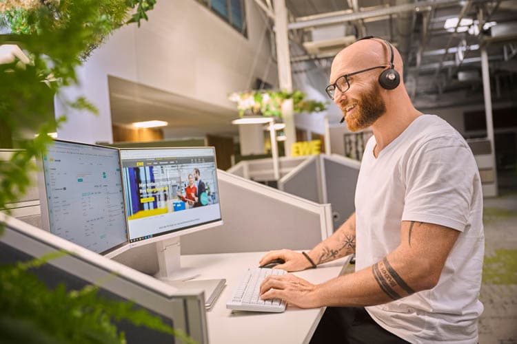 Ein Service-Mitarbeiter, der mit Headset am Computer für den EWE Service arbeitet