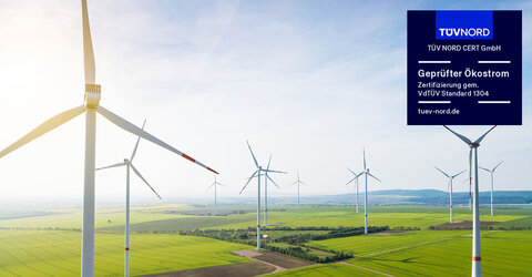 EWE business Ökostrom Windräder zwischen grünen Feldern, darauf eine Siegel vom TÜV NORD in Bezug auf Ökostrom
