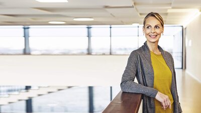 EWE Energie für Unternehmen Eine lächelnde Mitarbeiterin in einem Unternehmen