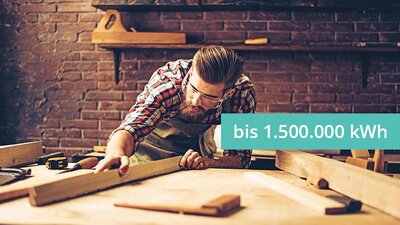 EWE business Gas für Gewerbekunden Ein Tischler bei der Arbeit