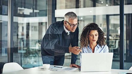 Analyse und Planung Eine Frau und ein Mann vor einem Arbeitsrechner