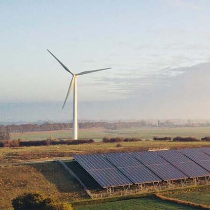 Energie für Batteriespeicher Windräder und PV-Anlagen auf Freifeldern
