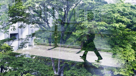 Erreichen der Klimaziele Schatten von Personen auf einer verglasten Brücke in einem grünen Innenhof