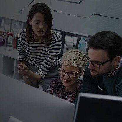 Direktanbindung von EWE Gruppe von Menschen im Büro