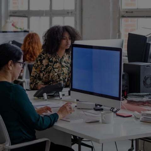 Glasfaser von EWE Menschen in einem Startup-Büro nutzen schnelles Glasfaser bei der Arbeit.