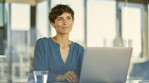EWE Security Awareness Zufrieden schauende Frau am Laptop