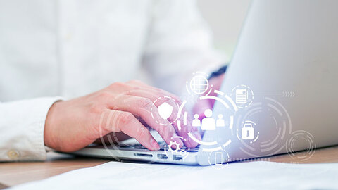 Regelwerk Managed Firewall Bildkomposition: Hand am Laptop und verschiedene Icons zu IT-Security