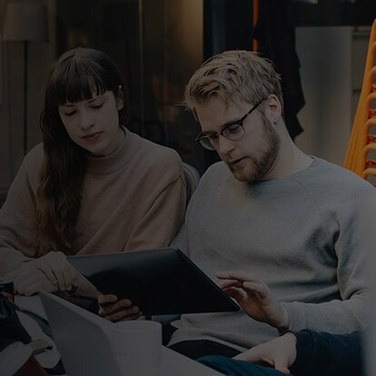 EWE Managed Firewall Zwei Menschen schauen auf ein Tablet