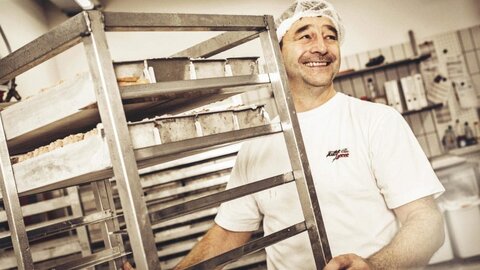 Müller&Egerer Ein Bäcker bei der Arbeit