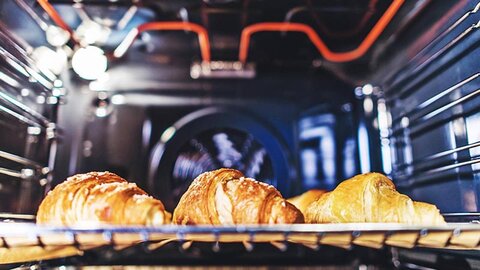Bäckerei Heins Croissants in einem Ofen