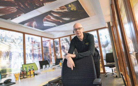 EWE business Referenz INTAX Mann mit Brille in Konferenzraum