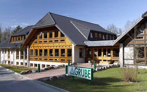 EWE business Referenz Grube Haus mit Firmenschild "Grube" davor