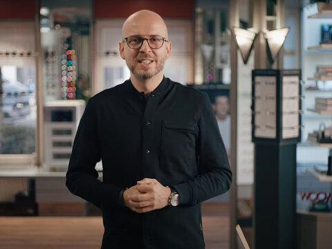 EWE business Referenz Optik Haarenufer Video Titelbild: Mann mit Brille und schwarzem Hemd