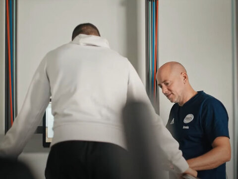 EWE business Referenz Physiopraxis Thyen Video Titelbild: Mann trainiert weiteren Mann auf Laufband